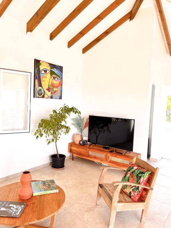 TV a/nebo společenská místnost v ubytování Résidence Les Raisins Clairs - Villas standing 4 étoiles , vue sur mer panoramique & piscine à débordement