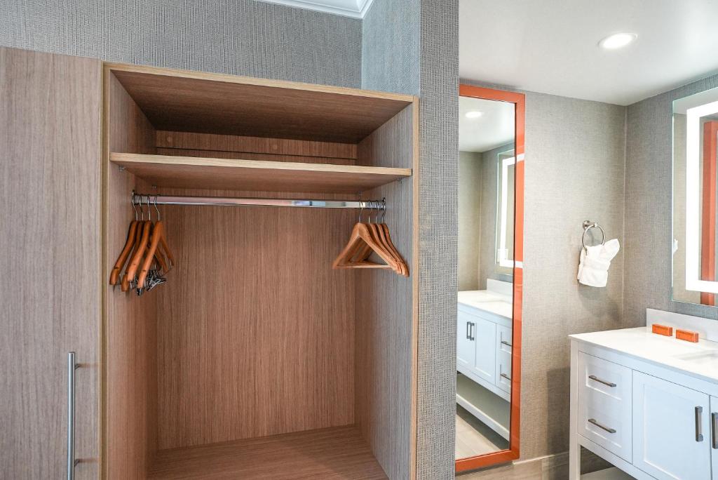 Postel nebo postele na pokoji v ubytování Spray Beach Hotel