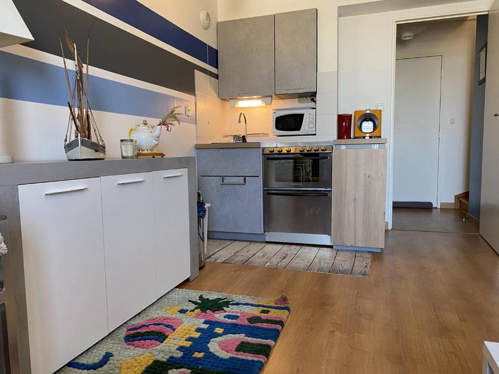 Kuchyň nebo kuchyňský kout v ubytování 352 - Appartement T2 avec une vue imprenable sur le Cap Fréhel