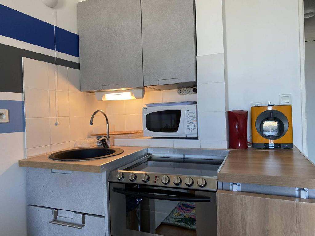 Kuchyň nebo kuchyňský kout v ubytování 352 - Appartement T2 avec une vue imprenable sur le Cap Fréhel
