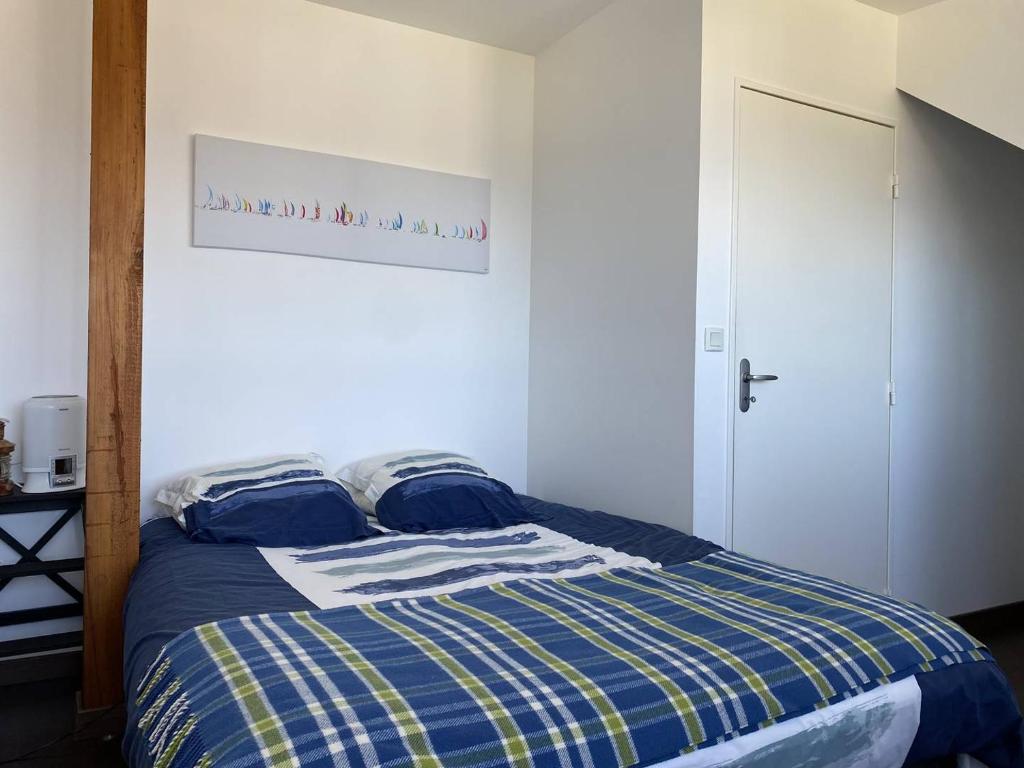 Postel nebo postele na pokoji v ubytování 352 - Appartement T2 avec une vue imprenable sur le Cap Fréhel