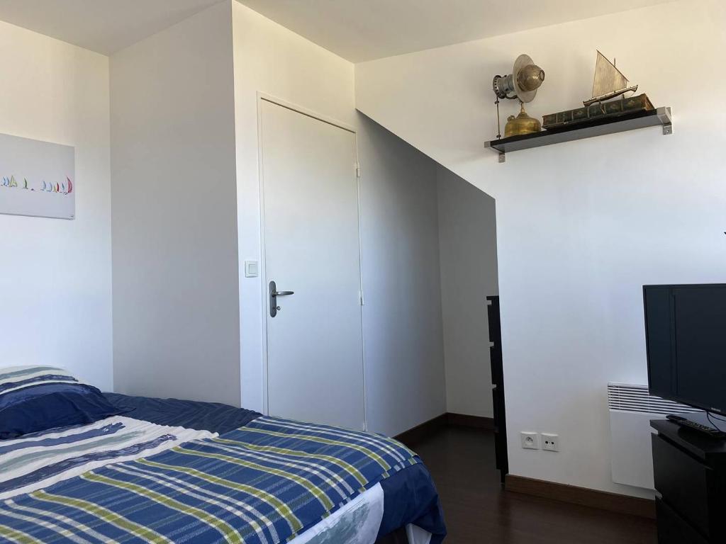 Postel nebo postele na pokoji v ubytování 352 - Appartement T2 avec une vue imprenable sur le Cap Fréhel