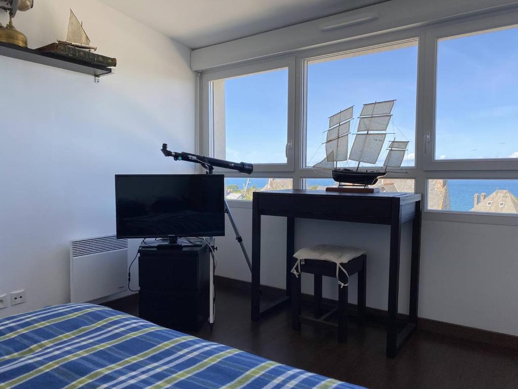 TV a/nebo společenská místnost v ubytování 352 - Appartement T2 avec une vue imprenable sur le Cap Fréhel