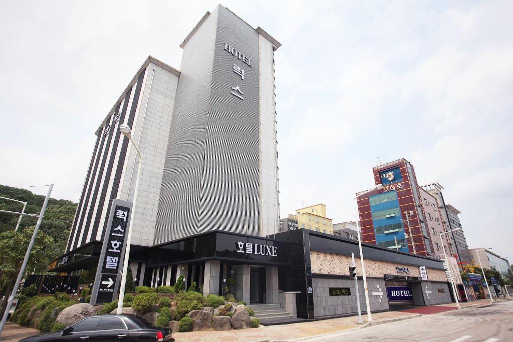 Luxe Hotel - Housity