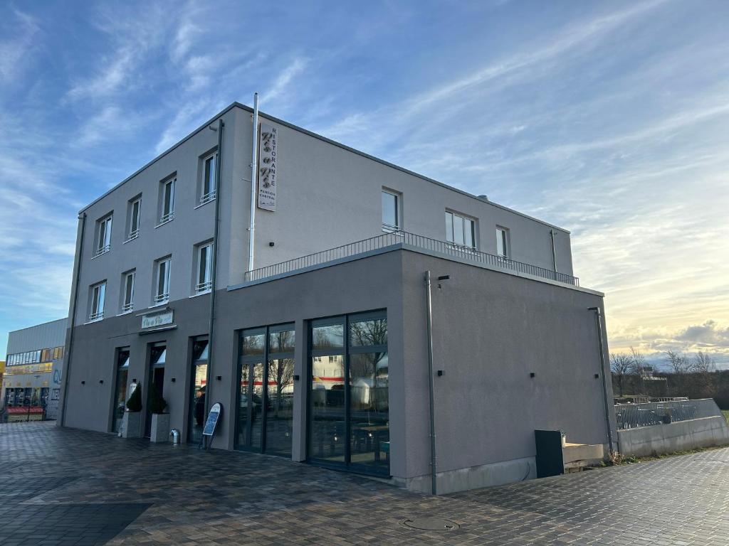 ein großes weißes Gebäude mit vielen Fenstern in der Unterkunft Hotel Central Vis a Vis in Mainz