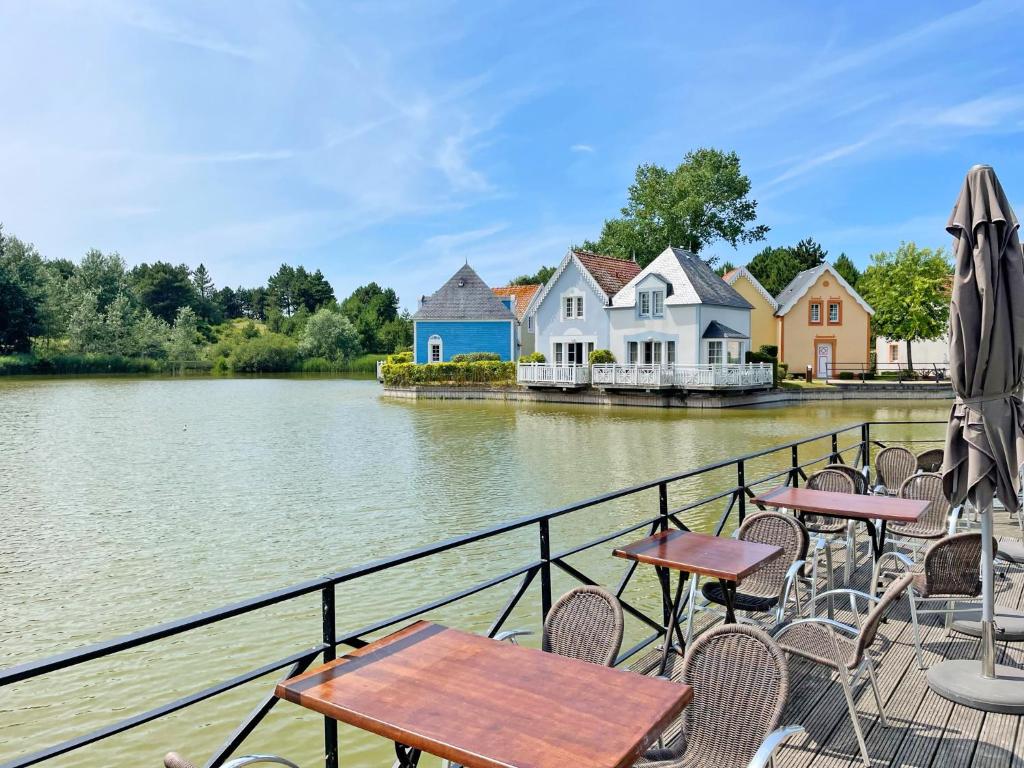 Výhled na řeku, která protéká v blízkosti aparthotelu