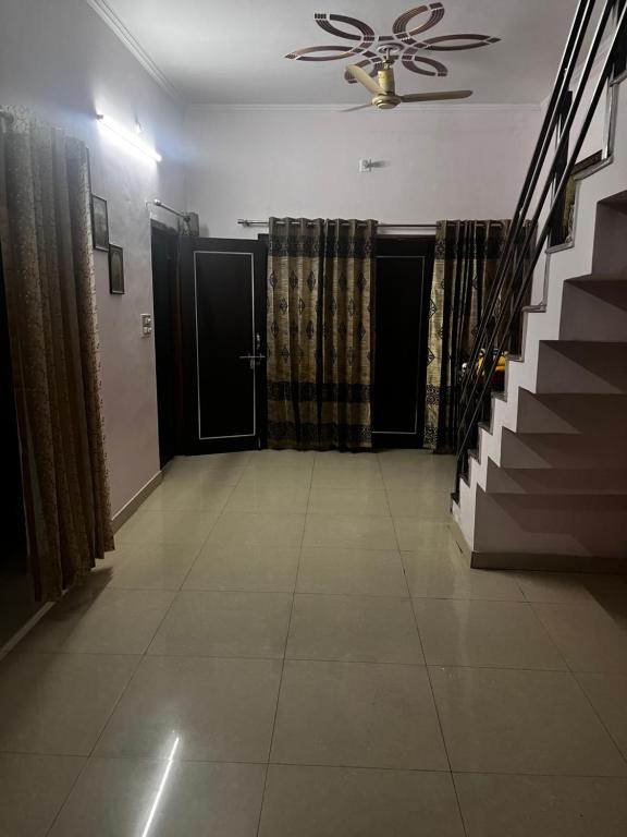 バレーリーにあるShiv mahima nivasの階段のある廊下、天井ファン