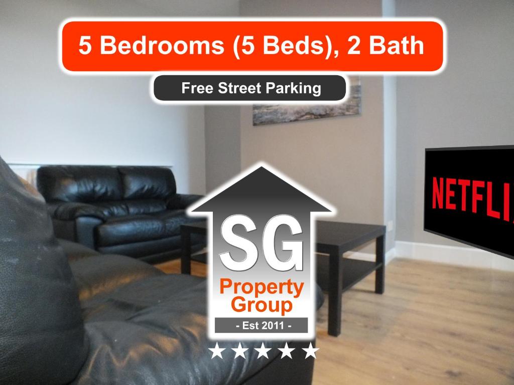 een bord met daarop sert property group in een woonkamer bij Stamford Place by SG Property Group in Crewe