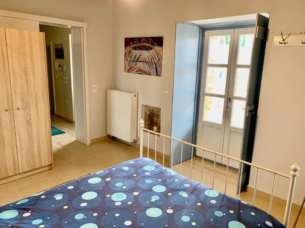 Postel nebo postele na pokoji v ubytování Kranidi House.
