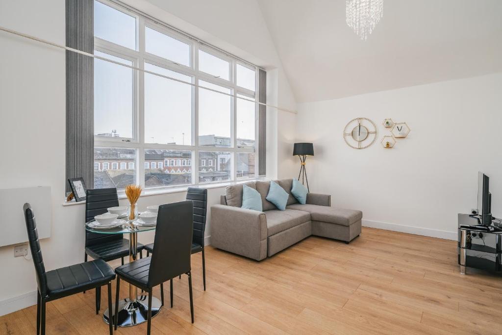 a living room with a couch and a table at Contractors I Working professionals I Relocators - Near Train Station and Airport in Luton