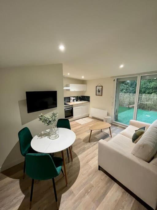 un salon avec un canapé blanc et une table dans l'établissement *CASA Iguazu*, à Cholet