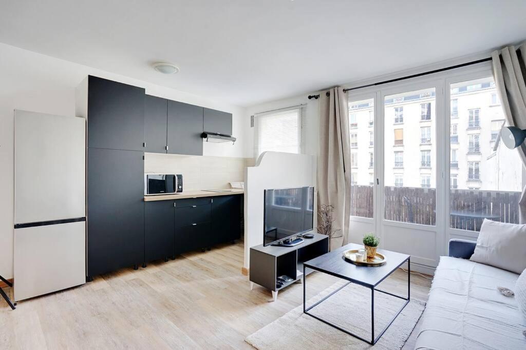 un salon avec un canapé et une table dans l'établissement Appartement refait à neuf - Paris, à Paris
