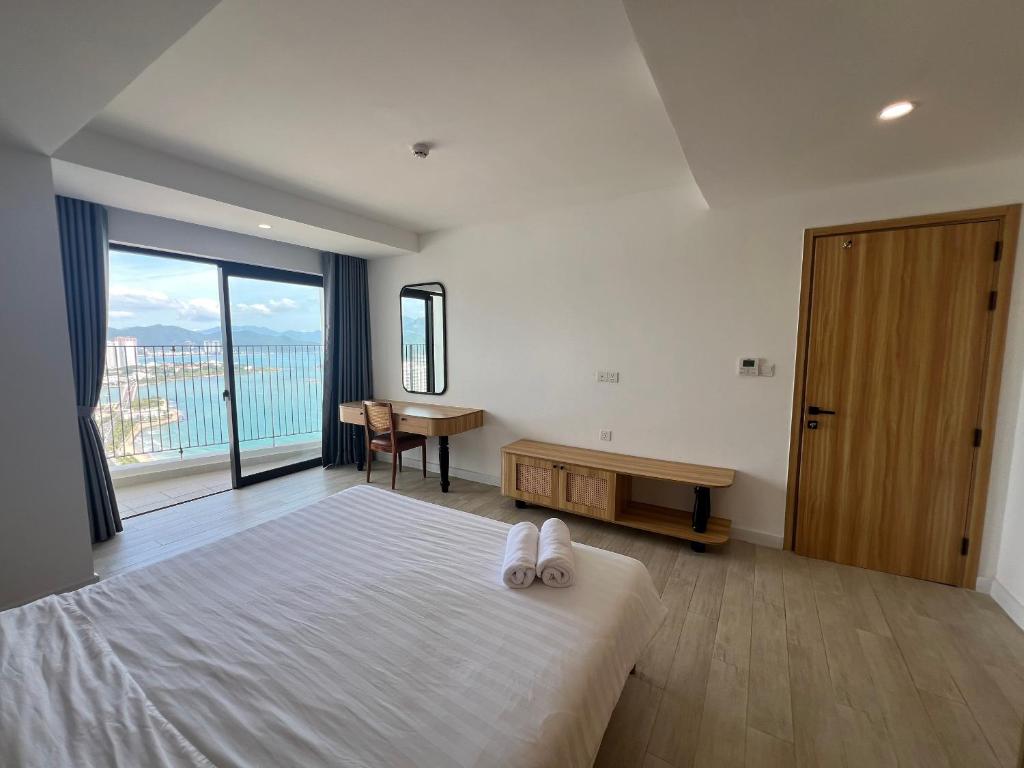 Un dormitorio con una cama y una mesa y una ventana. en HONEY MOON, en Nha Trang