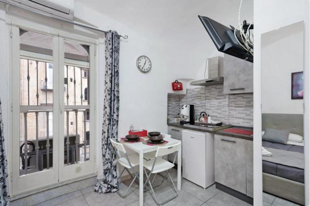 HOLIDAY HOME TARSIA Vicino PIAZZA DANTE - TOLEDO