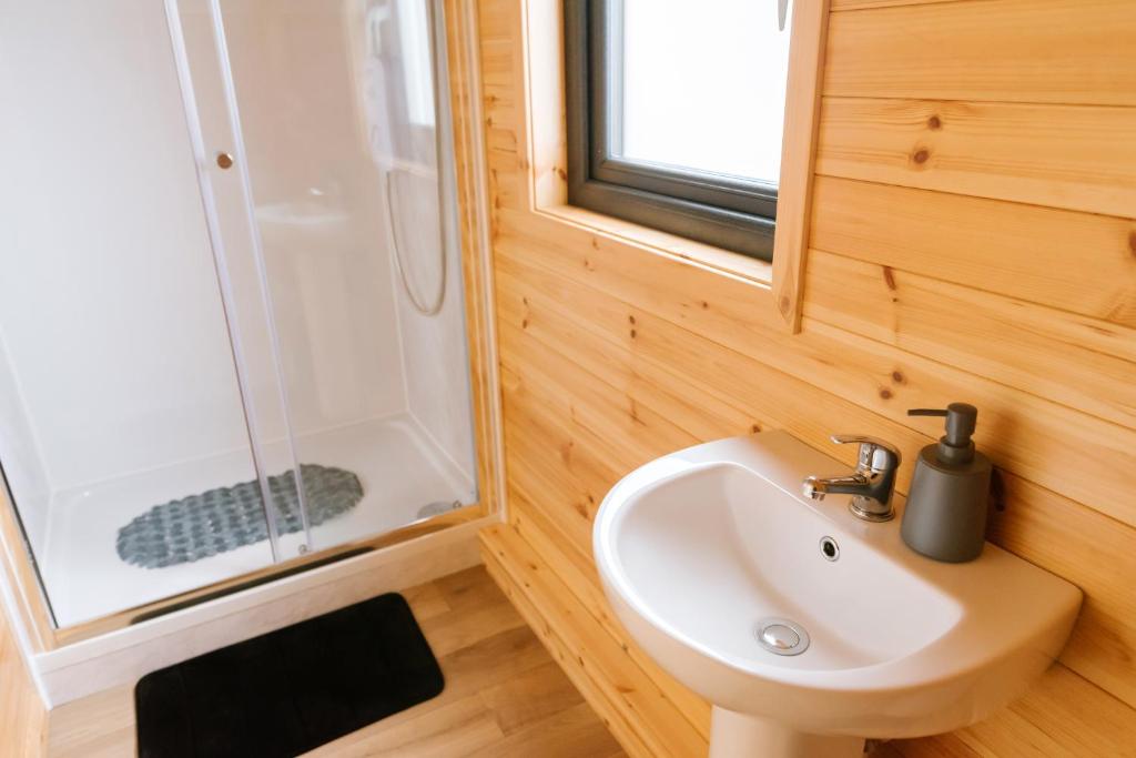 een badkamer met een wastafel en een douche bij Easkey Glamping Village in Easkey