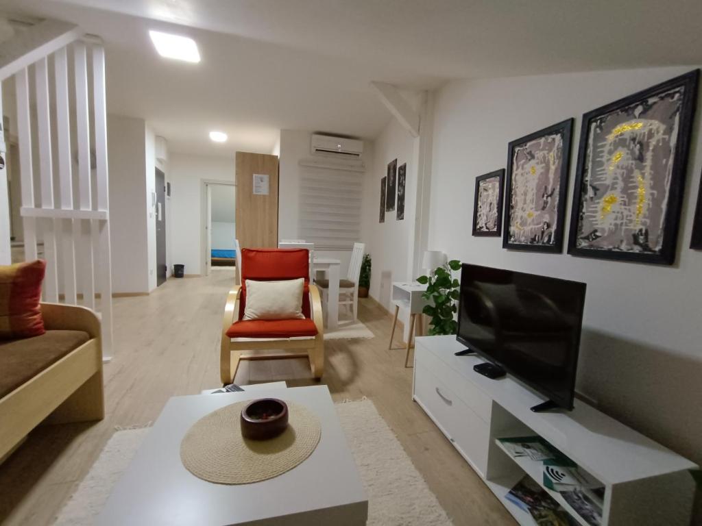 TV a/nebo společenská místnost v ubytování Apartmani S - DSN
