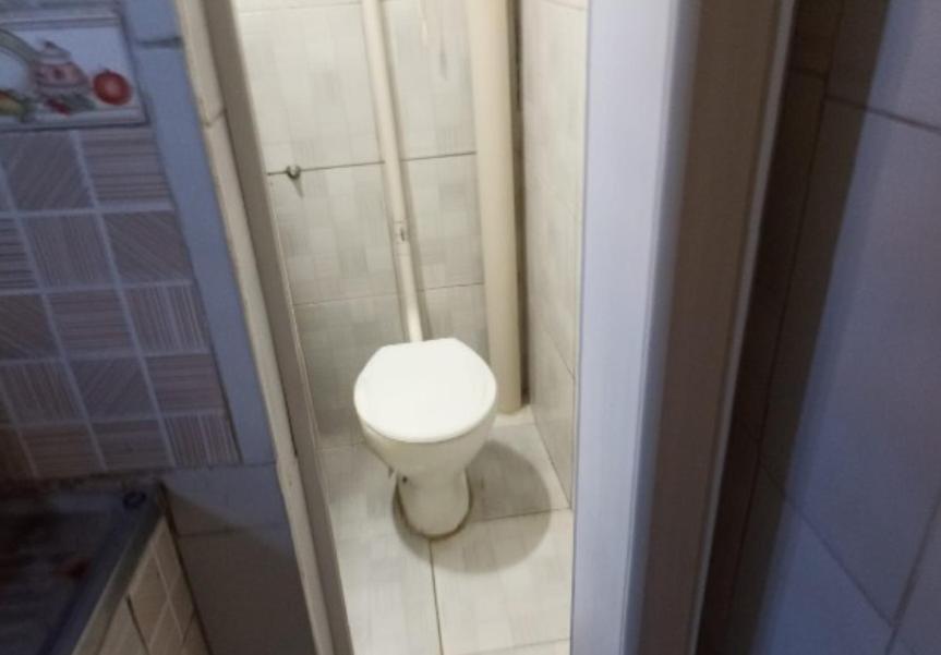 a small bathroom with a toilet in a stall at CASA CARNAVAL OLINDA- 700M PREFEITURA in Olinda