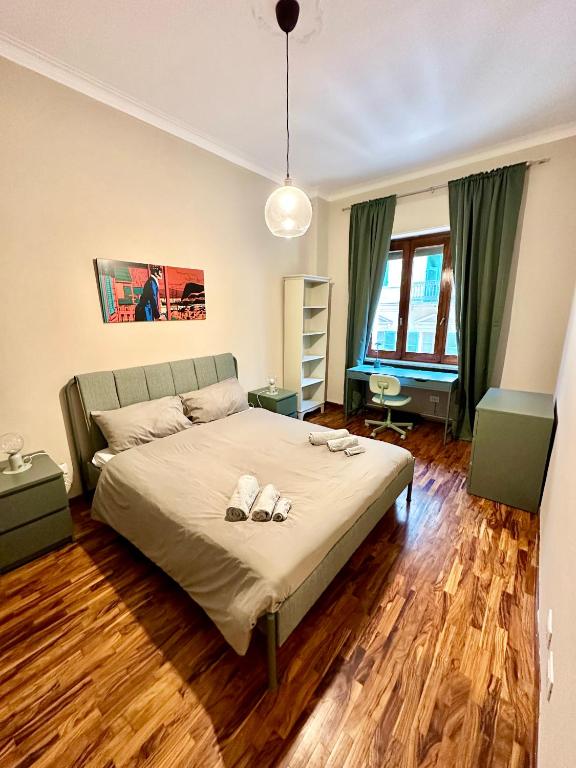 una camera da letto con un letto con scarpe sopra di Casa Vanchiglia - Centro a Torino