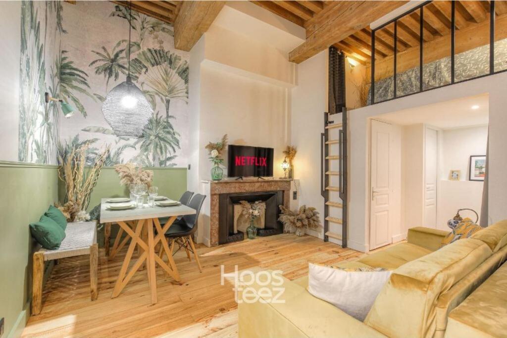 un salon avec un canapé et une table dans l'établissement Le Raffiné avec Caractère en hypercentre, à Lyon