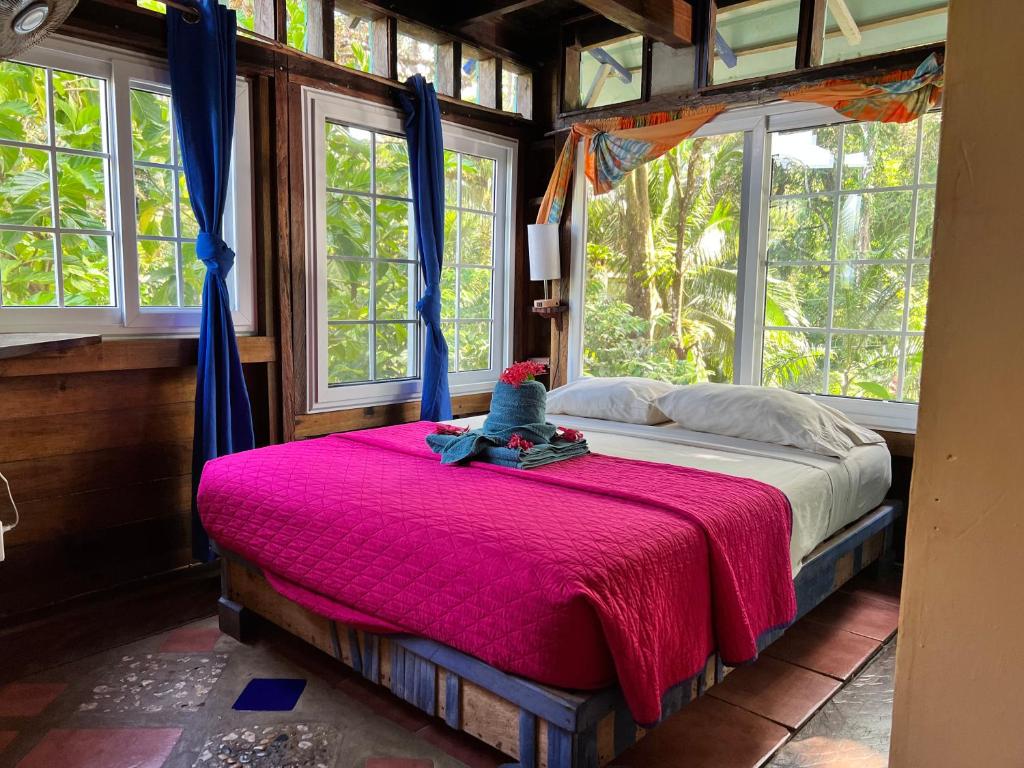 Postel nebo postele na pokoji v ubytování Tesoro Escondido Ecolodge Cabinas