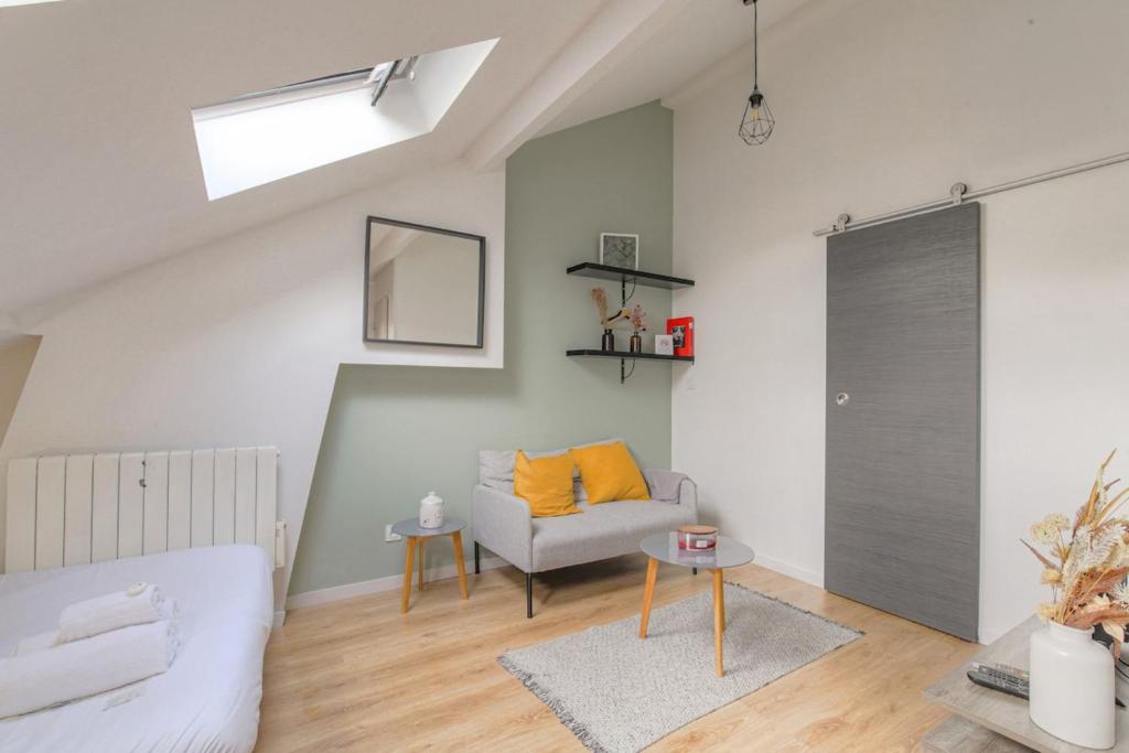 un salon avec un canapé et une fenêtre dans l'établissement Cosy pour un week-end ou déplacement pro, à Lyon