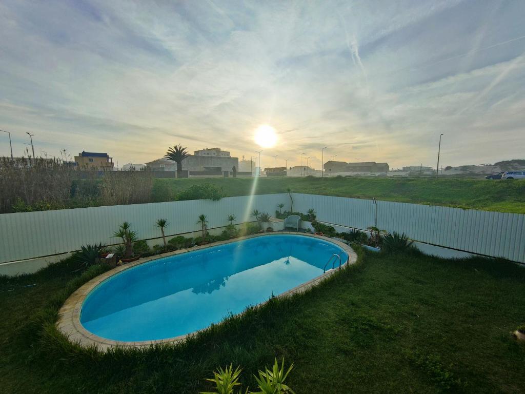 Bazén v ubytování Vagueira Guest House & Beach Hostel nebo v jeho okolí