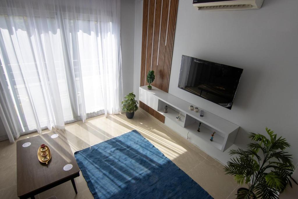 TV a/nebo společenská místnost v ubytování Luxurious NEW CAIRO Mirage City 1 BRD Apartment