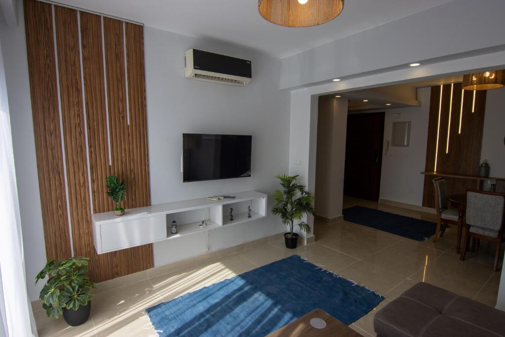 TV a/nebo společenská místnost v ubytování Luxurious NEW CAIRO Mirage City 1 BRD Apartment