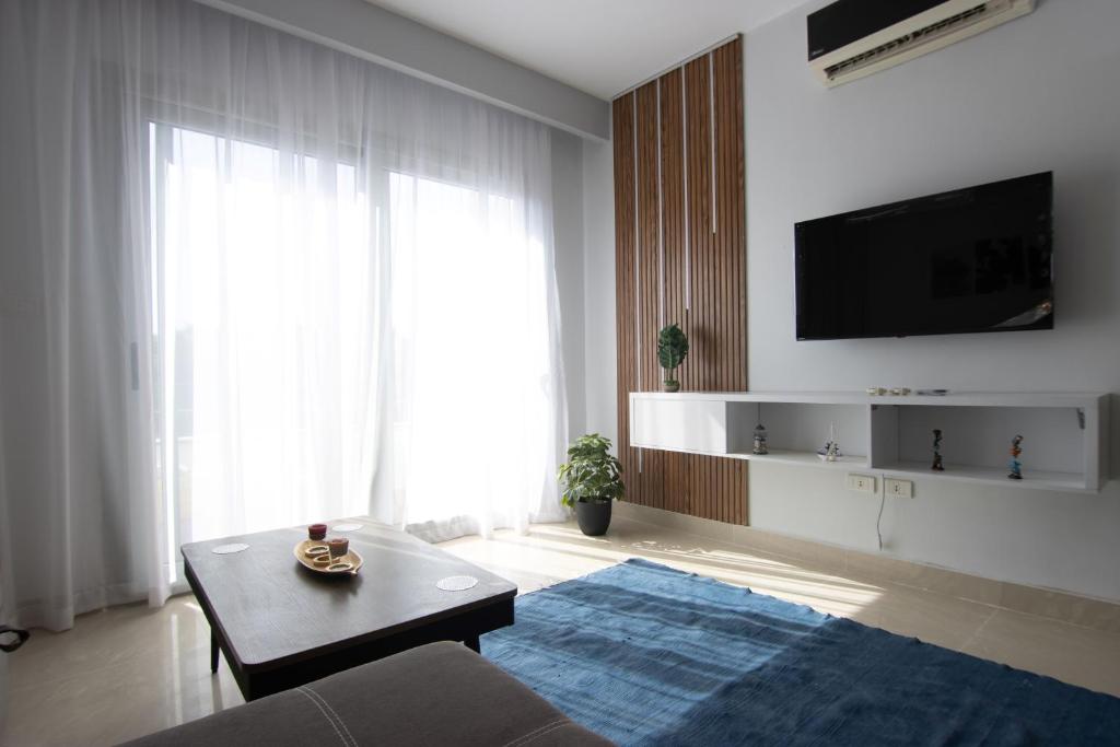 TV a/nebo společenská místnost v ubytování Luxurious NEW CAIRO Mirage City 1 BRD Apartment