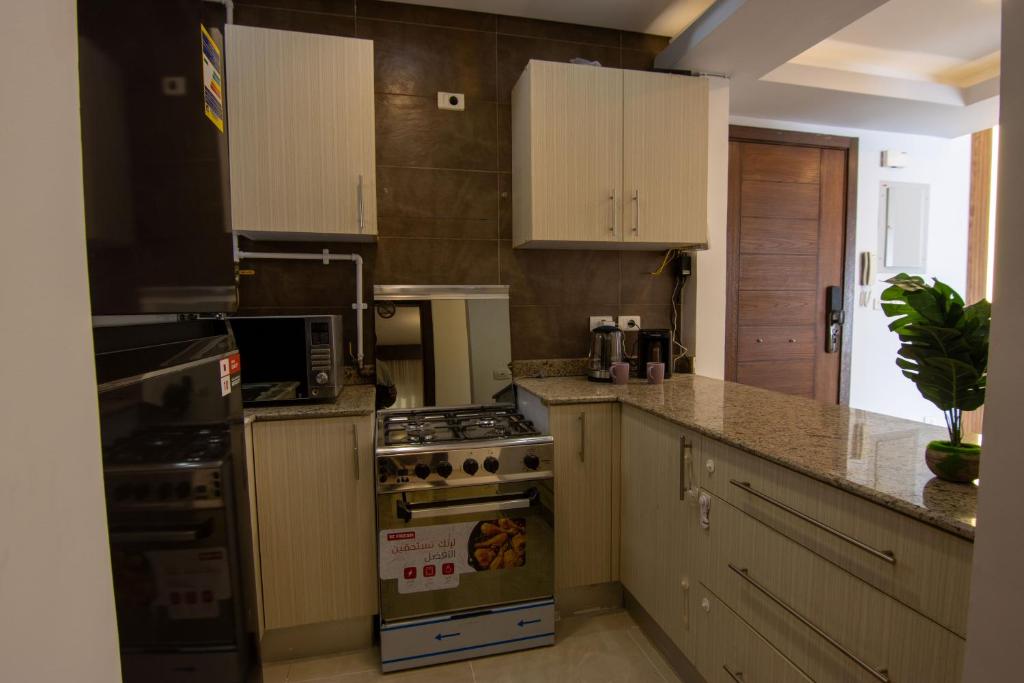 Kuchyň nebo kuchyňský kout v ubytování Luxurious NEW CAIRO Mirage City 1 BRD Apartment
