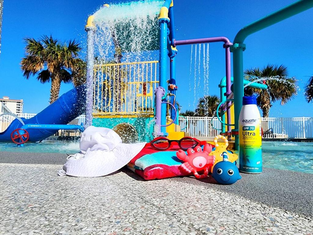 un juguete infantil en el suelo frente a un parque infantil en 1 BR Resort Condo Direct Oceanfront Wyndham Ocean Walk - Daytona Funland 1307, en Daytona Beach