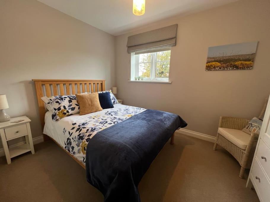 1 dormitorio con cama y ventana en Central Village flat, close to beach, en Milford on Sea