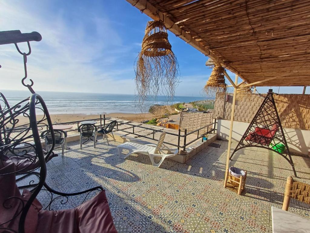 d'une terrasse avec vue sur la plage. dans l'établissement Miramar Surf Anza, à Agadir