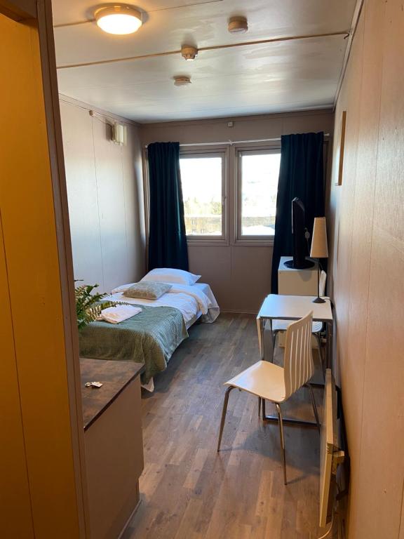 1 dormitorio con cama, escritorio y escritorio en Spørkel Landbruk, en Lier
