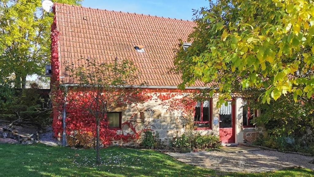 Casa roja y blanca con techo rojo en Gîte Les Hirondelles, en Curgy