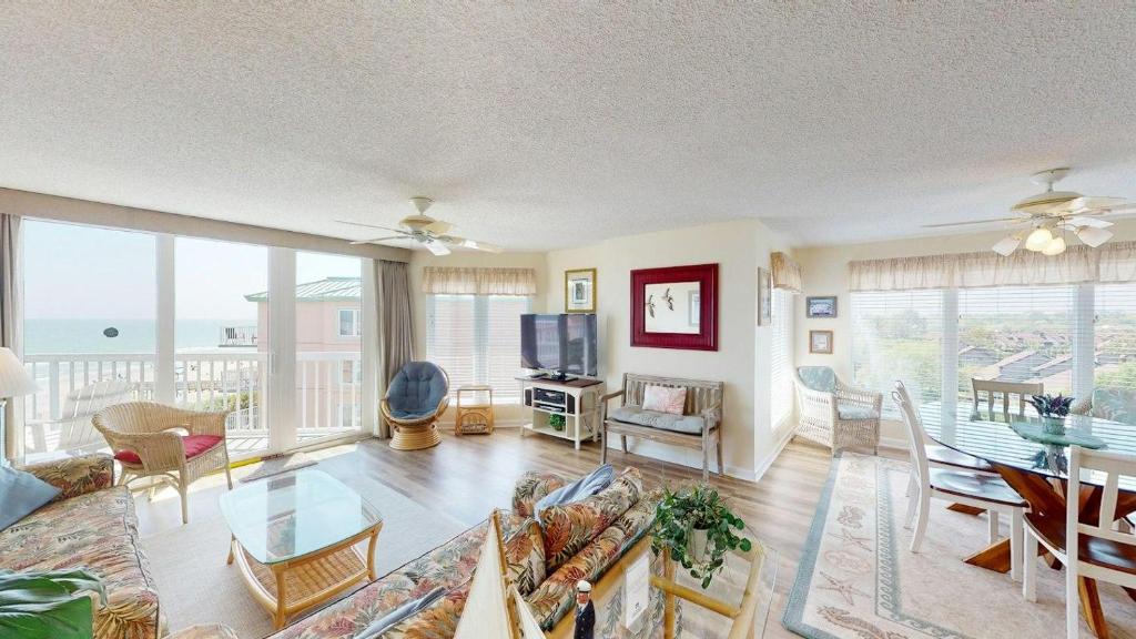 TV a/nebo společenská místnost v ubytování Beachfront Haven 2BR Retreat Litchfield By the Sea