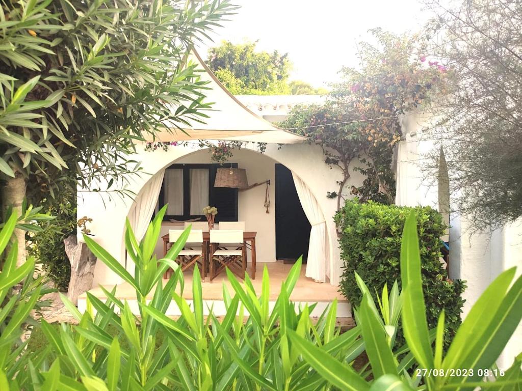 a dining table in a tent in a garden at Bungalow 4 Binisafua in Binisafua