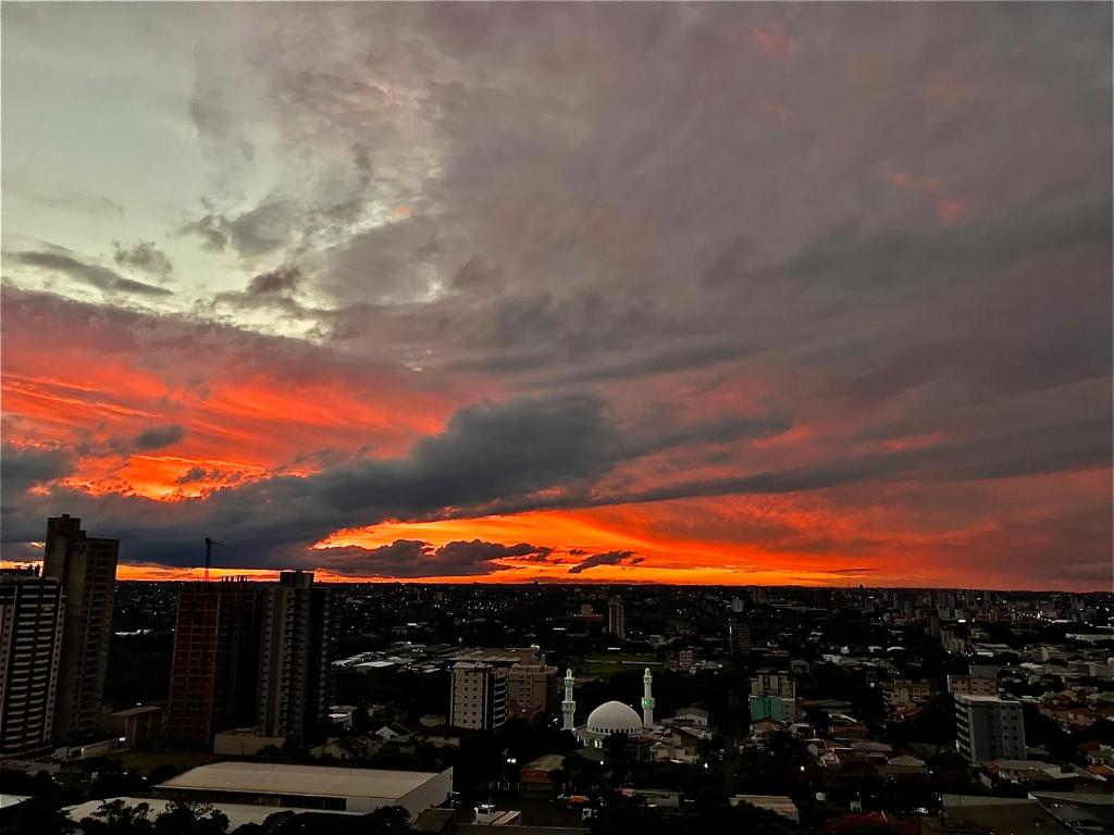 vistas al perfil urbano y a la puesta de sol en Apartamento VISTA PANORÂMICA, en Foz do Iguaçu