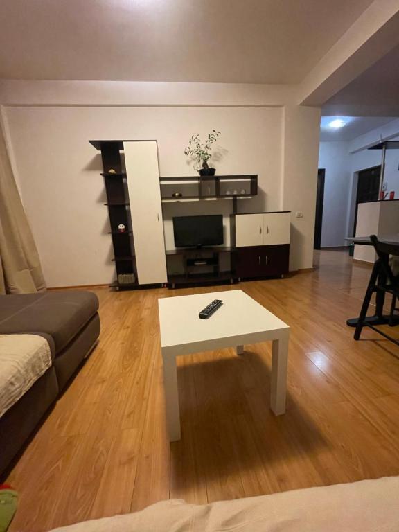 Comfort Stay Apartment - Free Parking & Wi-Fi في Roşu: غرفة معيشة مع أريكة وطاولة قهوة