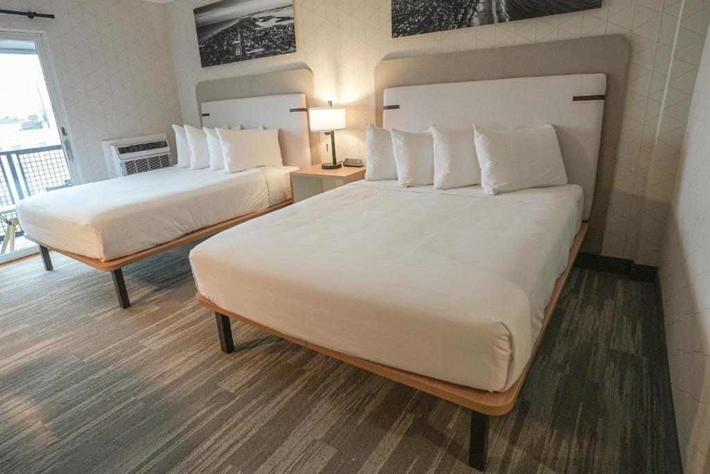 Postel nebo postele na pokoji v ubytování The Boulevard Hotel