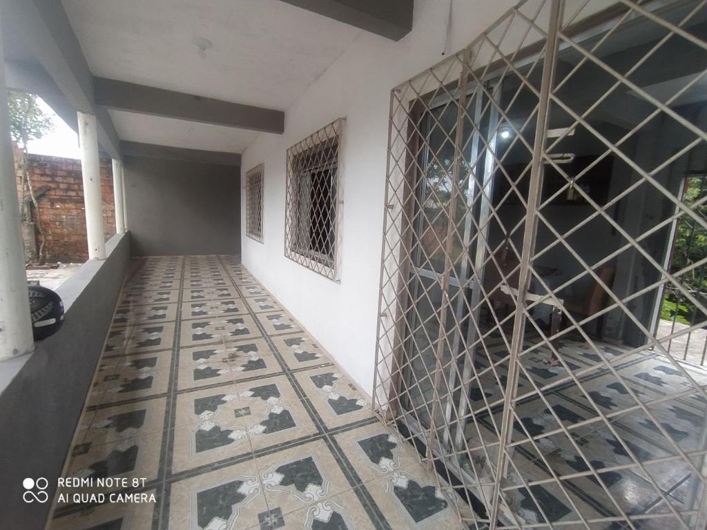 um quarto com piso em azulejo e uma parede em Casa ariramba Mosqueiro em Belém