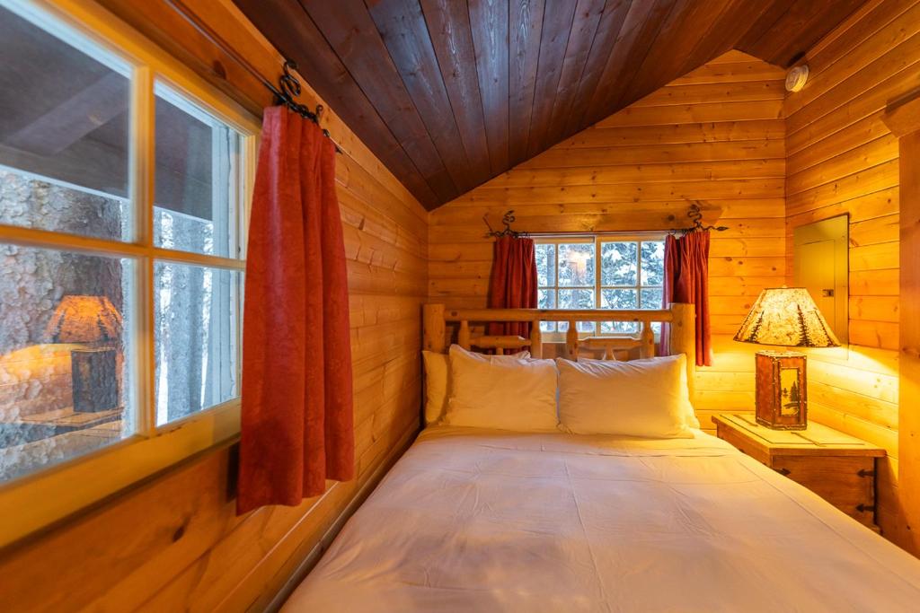 Postel nebo postele na pokoji v ubytování Storm Mountain Lodge & Cabins