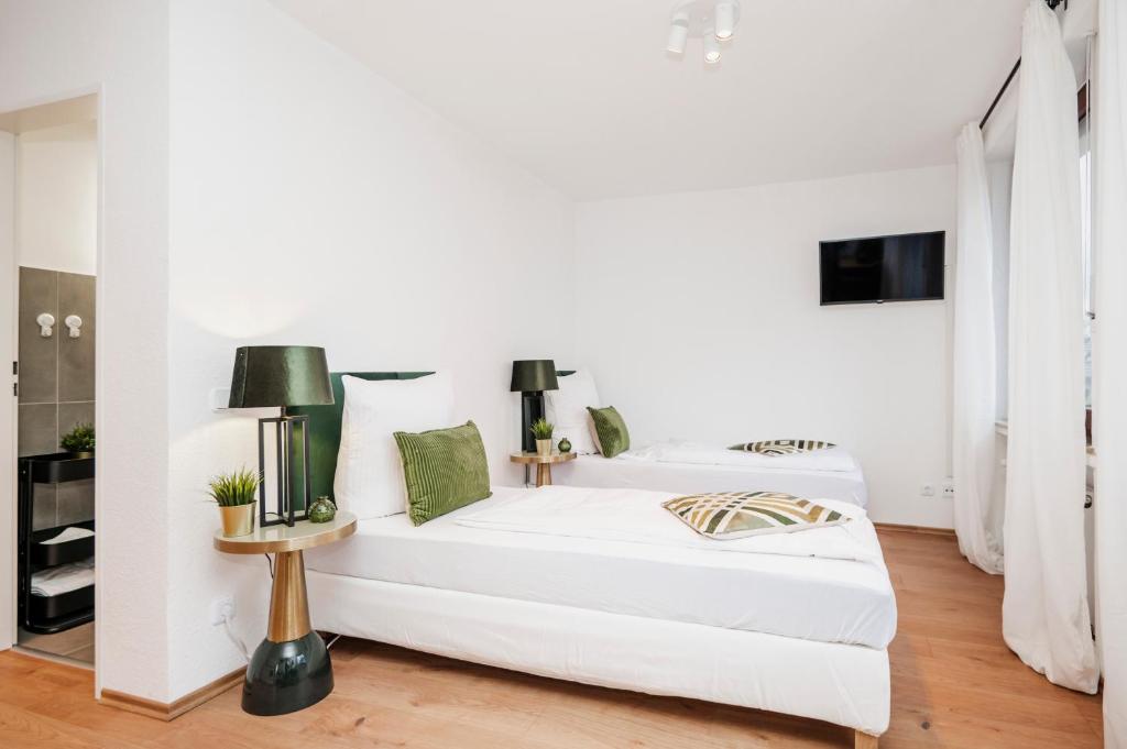 1 dormitorio blanco con sofá blanco y mesa en Kurzzeitglück 24h Self Check-In MH02 en Mülheim an der Ruhr