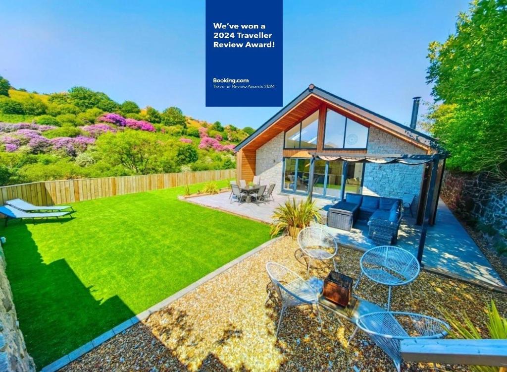 um anúncio de revista para uma casa com jardim em CORNWALL LUXURIOUS UNIQUE New Build PALMA VILLA# 4miles EDEN PROJECT, BEACH & HARBOUR # Private Location, Encllosed Garden with View, Underfloor Heating, Coffee Machine# Walking-Cycling Path, Pet Friendly em St Austell