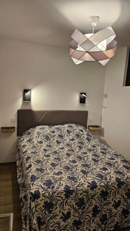 Postel nebo postele na pokoji v ubytování Le Cosy - joliment aménagé - vue magnifique