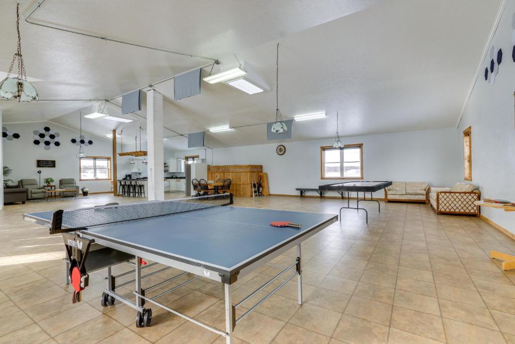 ein großes Zimmer mit einer Tischtennisplatte in der Unterkunft Bright Shipshewana Gem with Shuffleboard Table! in Shipshewana