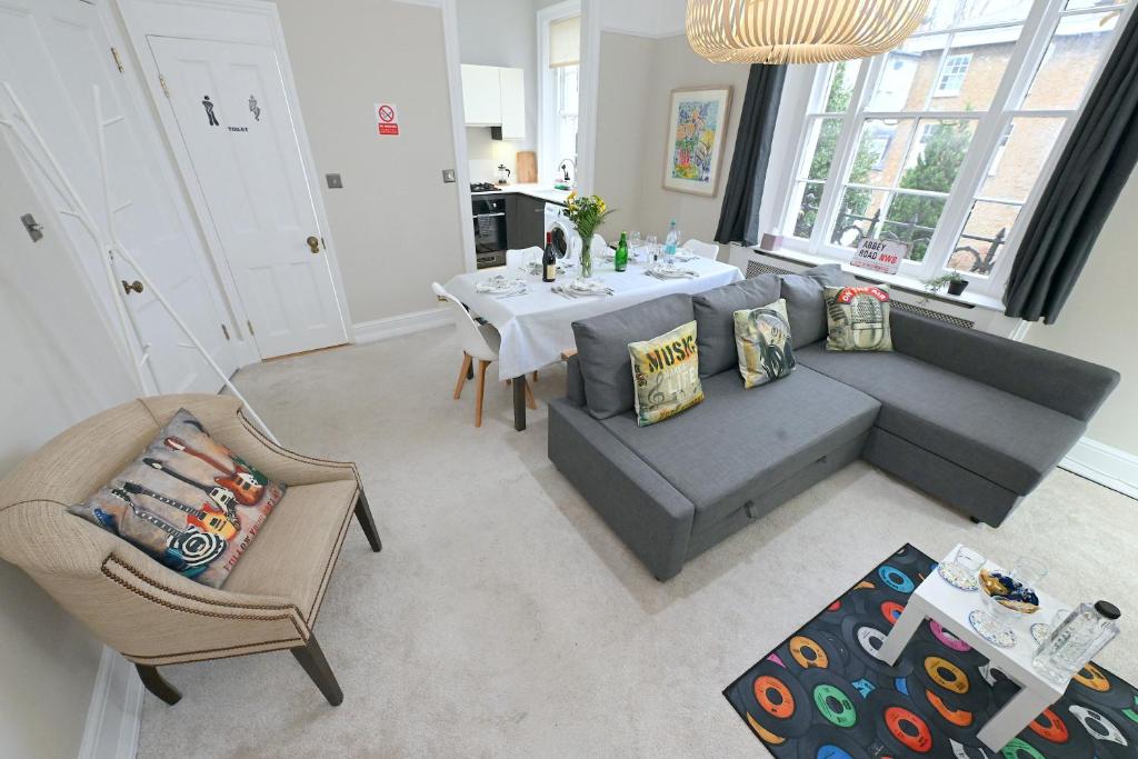 - un salon avec un canapé et une table dans l'établissement STUNNING 4 BEDROOM FLAT IN REGENT'S PARK - ABBEY Rd, à Londres