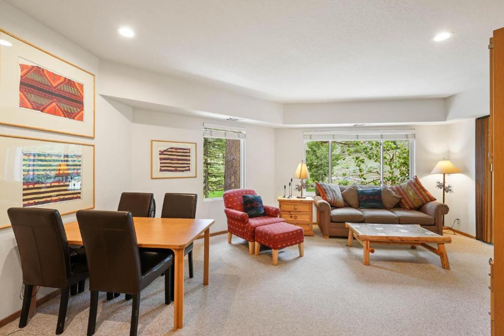 ein Wohnzimmer mit einem Tisch, Stühlen und einem Sofa in der Unterkunft One Bedroom #202 in Olympic Valley