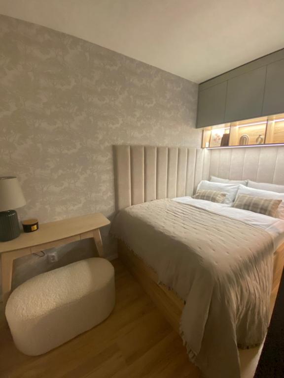 een slaapkamer met een bed, een tafel en een stoel bij Apartmán TOMI in Brezno