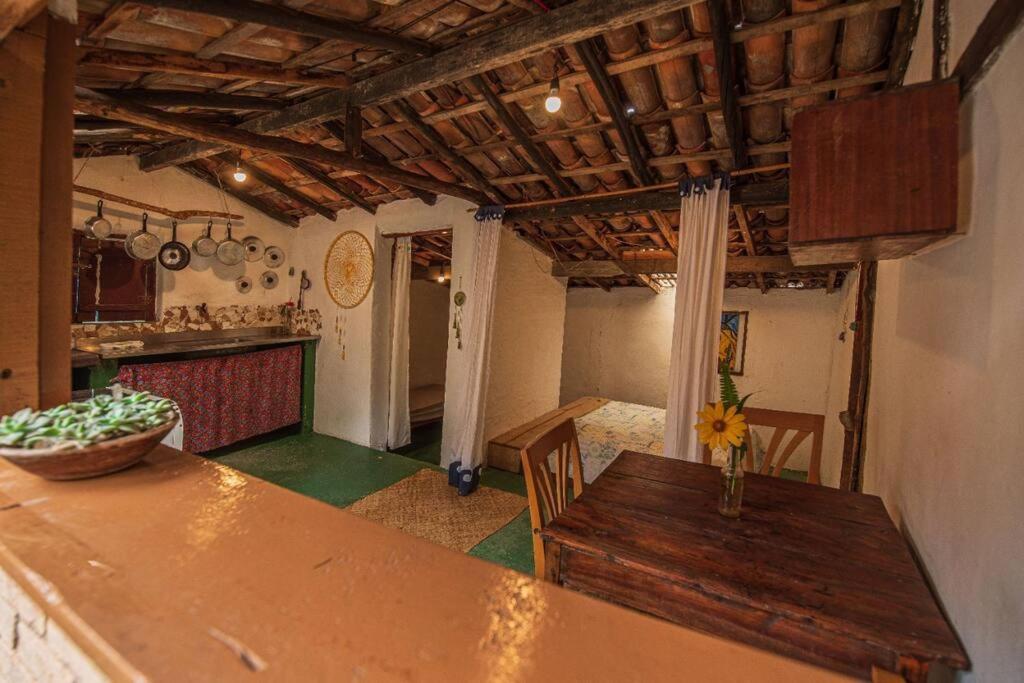 a kitchen with a table and chairs in a room at Casinha privativa sem suíte. in Vale do Capao